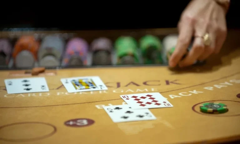 Why does baccarat draw steady play in online casinos?